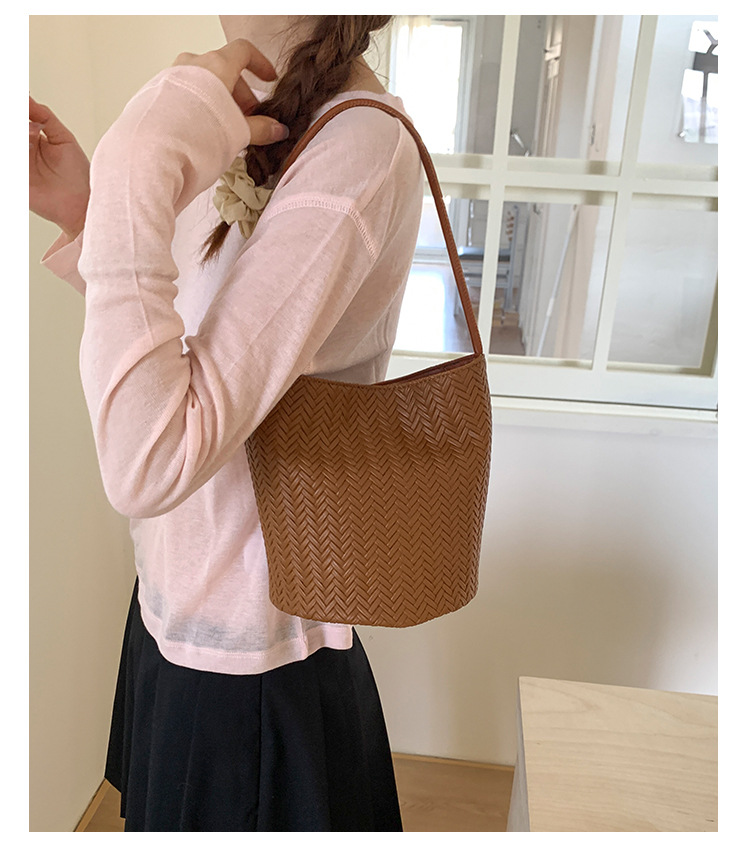 Trendy large-capacity woven bag, fashionable handbag, 2025 new style, versatile bucket bag, simple shoulder bag, underarm bag undefined