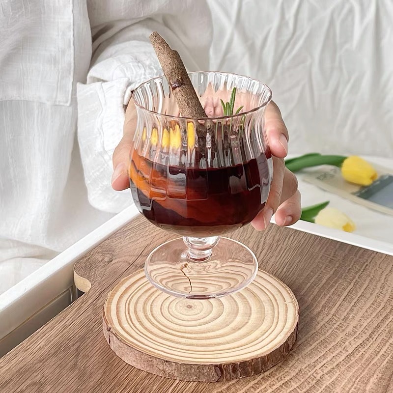 Diseño sensación de vidrio de ventana ondulado tazas de pie alto nicho francés tazas de vino caliente tazas de vino dulce tazas de vino