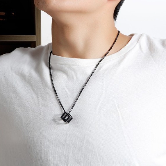 Colgante hueco simple retro europeo y americano, collar para hombres y mujeres, cubo de Rubik cuadrado personalizado, joyería tridimensional simple
