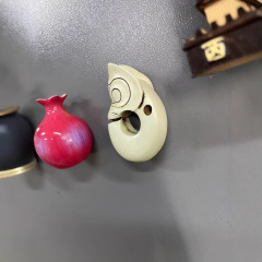 よく売れている遼寧博物館のザクロ尊玉猪龍冷蔵庫は磁気を貼って立体的に飾って樹脂の観光記念品を収めます。