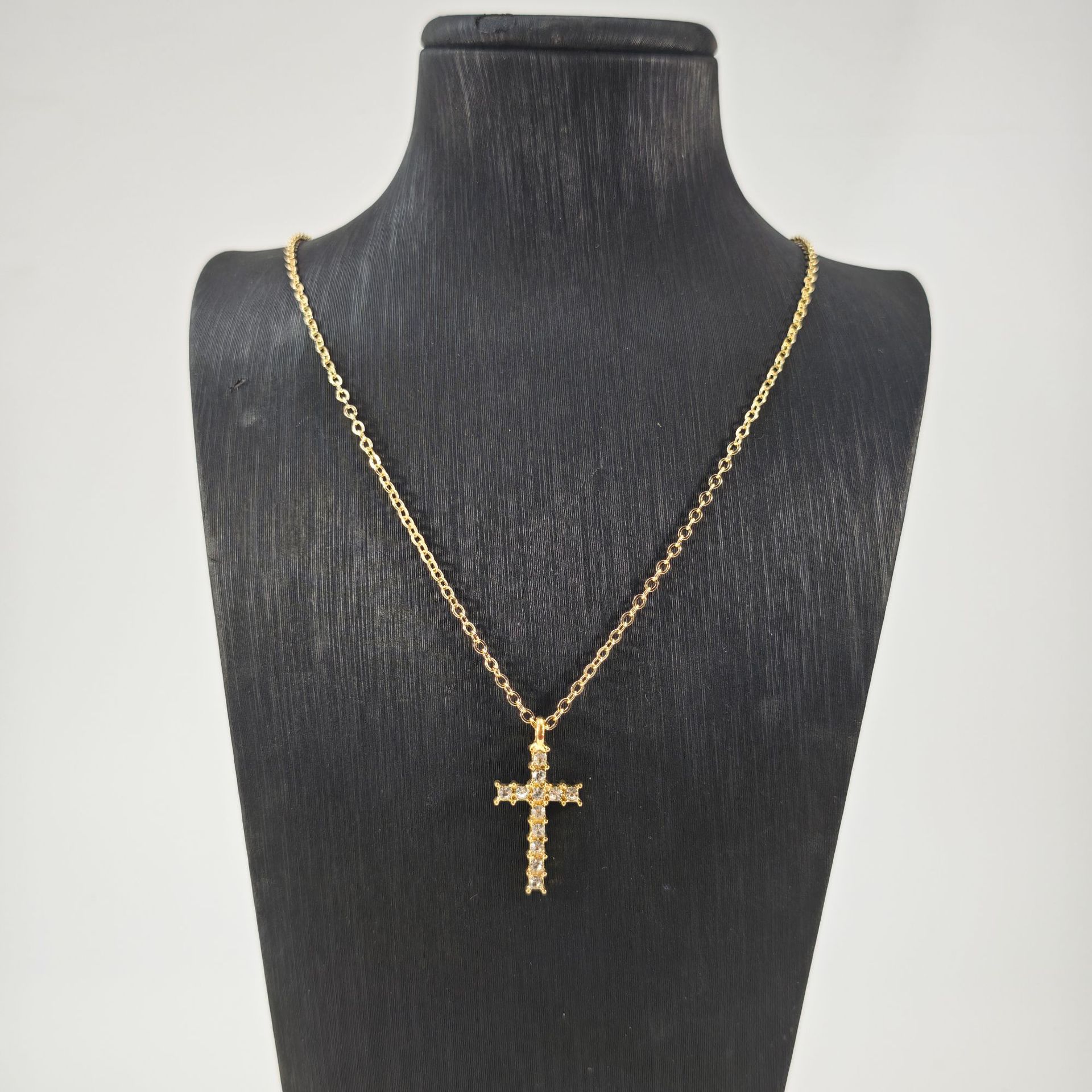 Collar Corto con Dije de Cruz de Cobre Ajustable para Uso Diario