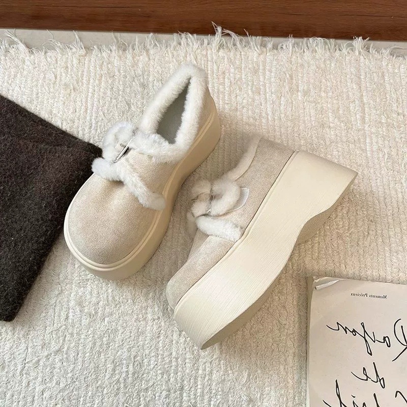 Aumentar la altura de calentamiento de los zapatos de algodón de fondo grueso para mujeres 2026 nuevo invierno retro en línea explosión de zapatos de lana gruesa