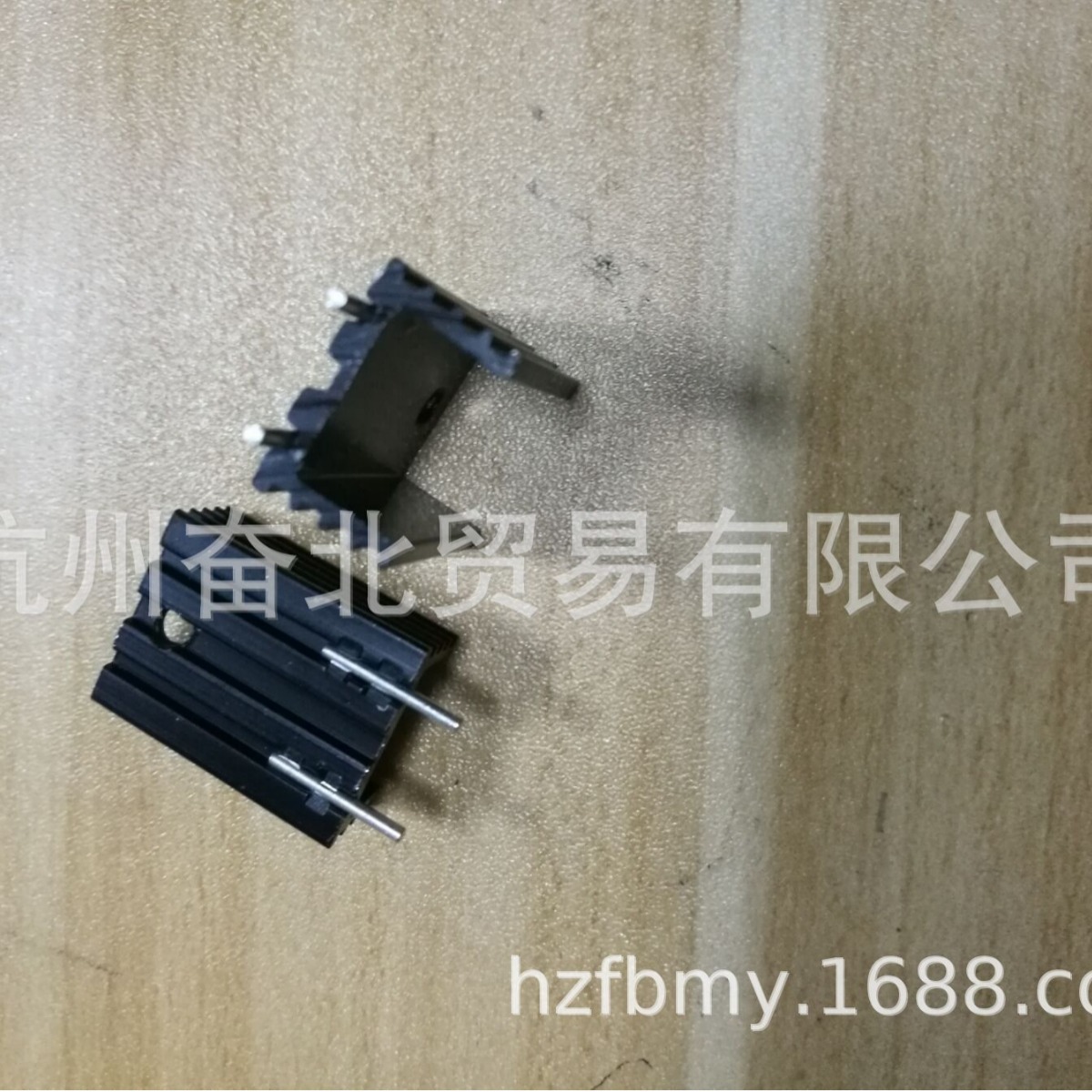 YK20黑色铝散热器 双针 2针 15*10*20MM TO-220三极管散热片 U型