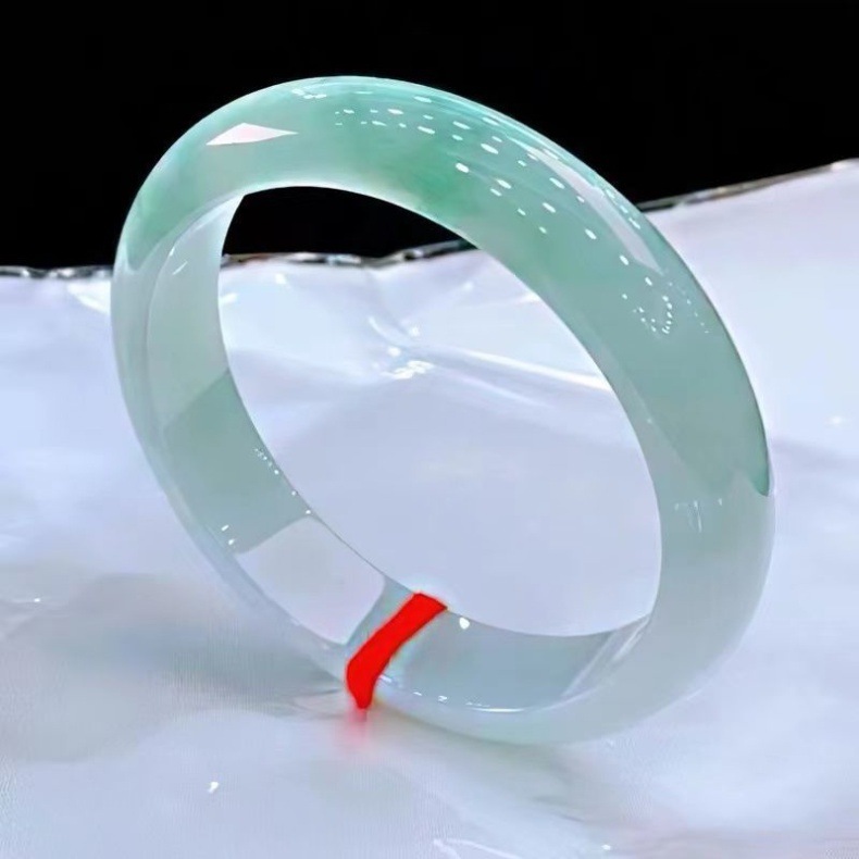 Vòng tay ngọc bích Miến Điện A tự nhiên, hoa nổi màu xanh nhạt, đường kính trong 51–64 mm chi tiết 5