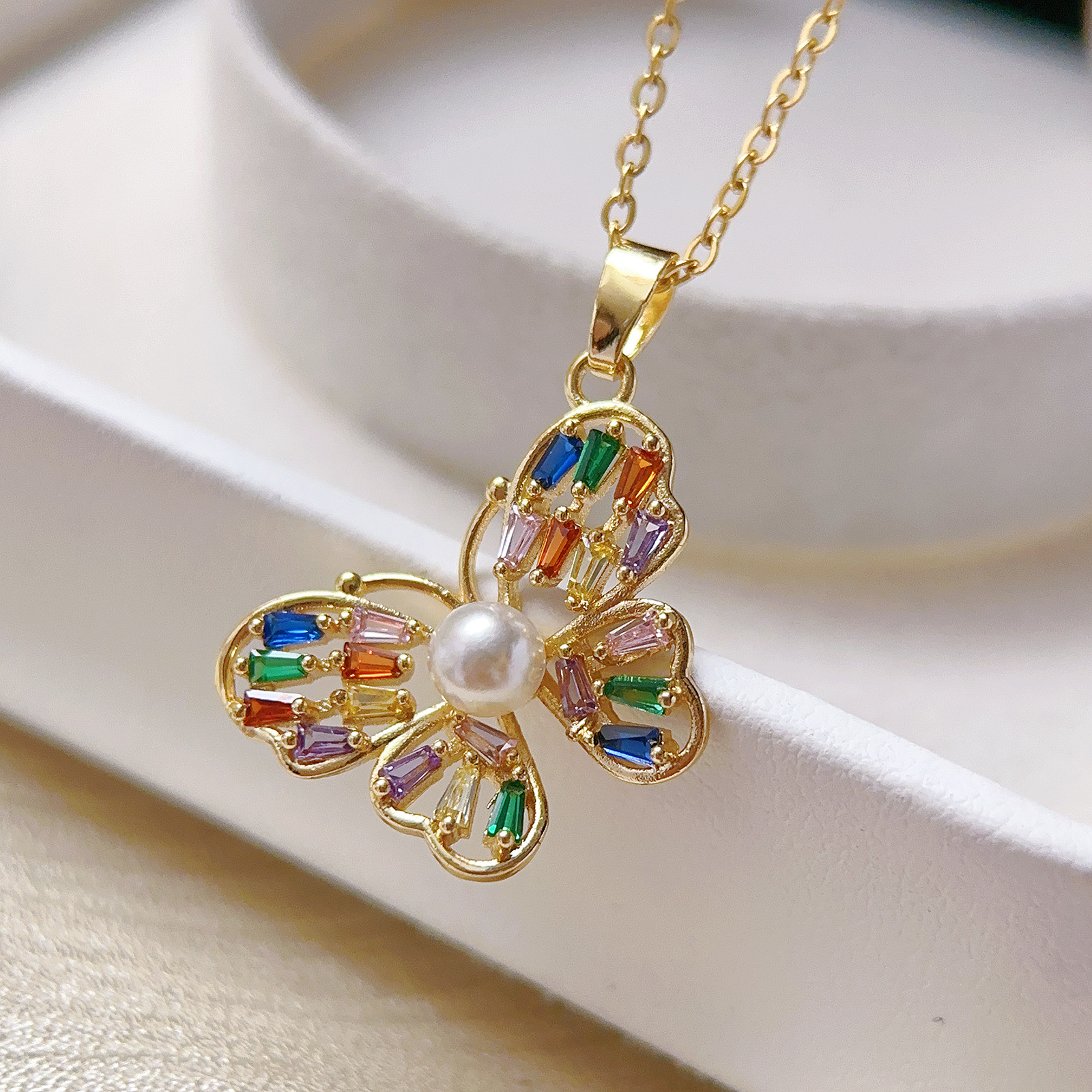 Collar de colgante de mariposa de diamante estereoscópico ultra-flash, colgante de mariposa de color micro incrustado, conjunto de pernos de pendientes, nuevos accesorios de lujo ligero