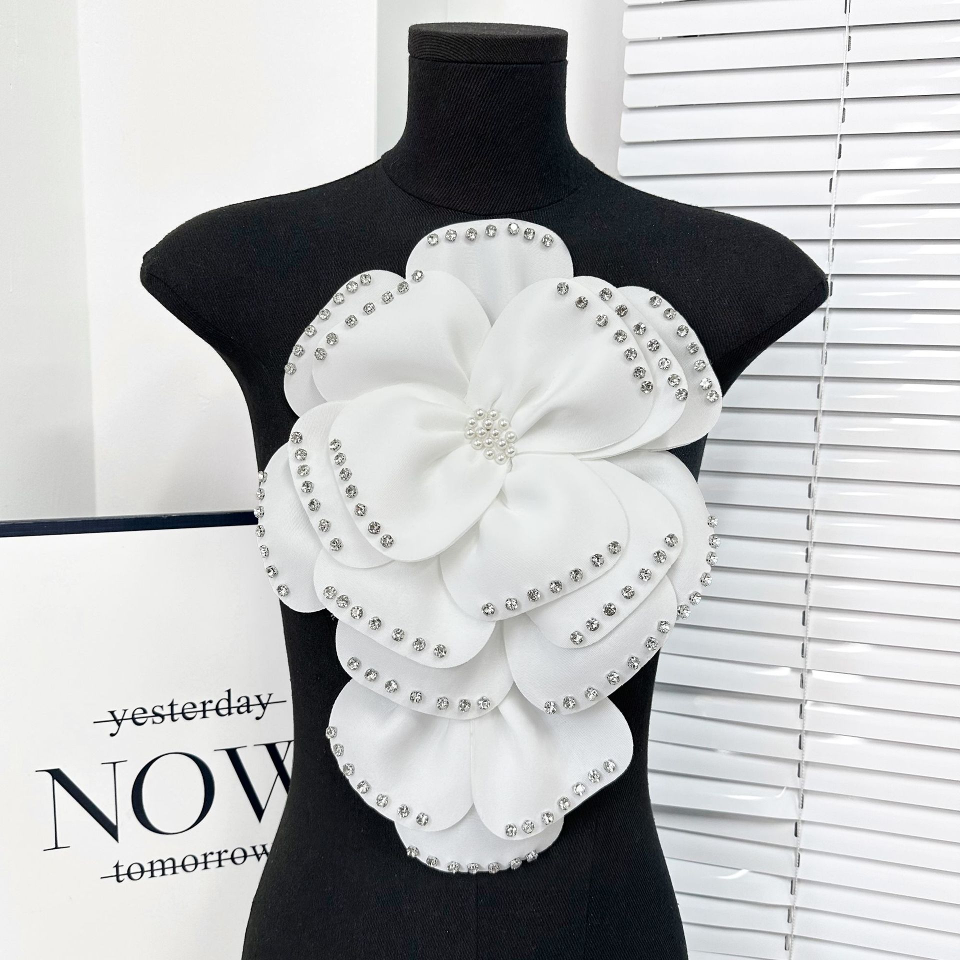 Pequeña multicapa tridimensional perlas de clavos de tela de alta calidad, ropa de flores grandes DIY, vestido, tocado, joyas para el cabello, joyas para el pecho