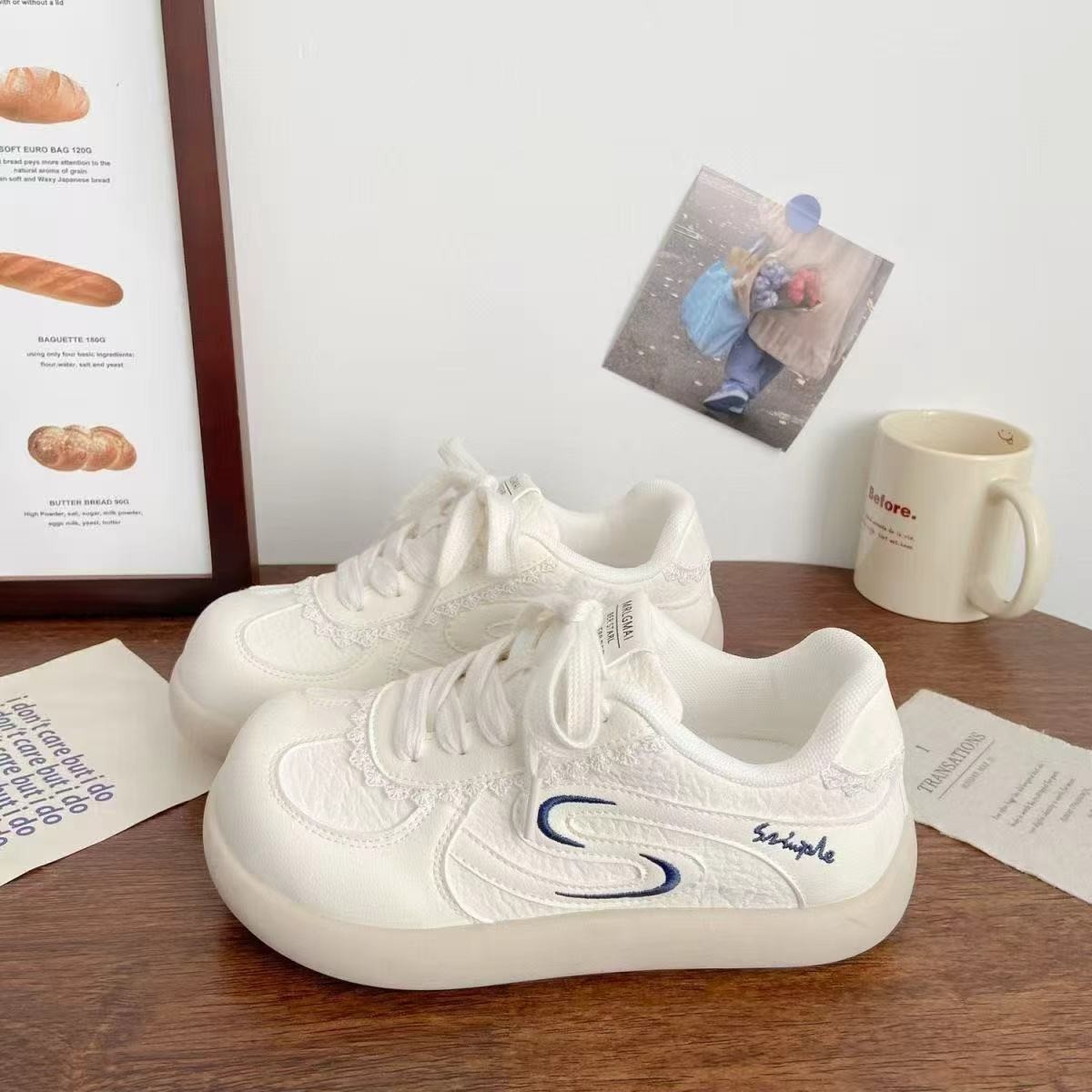 2026 primavera universitaria estilo de escuela de suela gruesa zapatos blancos pequeños zapatos de entrenamiento de mujeres dulces zapatos deportivos casuales de estudiantes