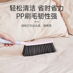 長い柄の柔らかいブラシはほこりを取り除きます。ソファーはベッドをブラシします。ベッドを掃除します。
