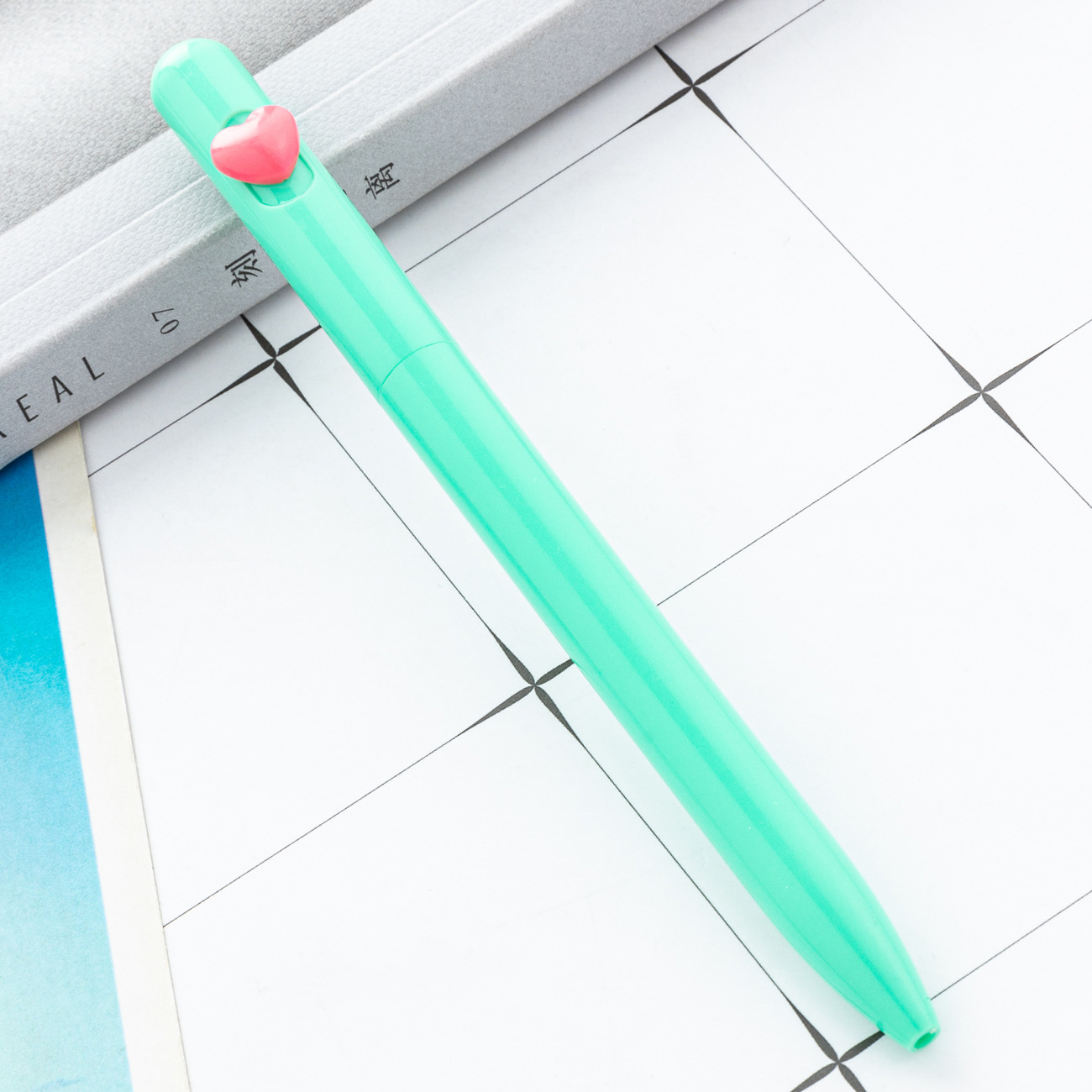 Nuevo bolígrafo de amor giratorio multicolor, papelería de oficina, bolígrafo de plástico para estudiantes, bolígrafo de promoción de regalos publicitarios