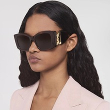 �߼��Еr��؈��ī�RŮ�W�����Ă���̫��R��ɽ�������Rsunglass