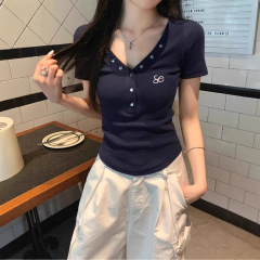 純粋な欲望のギャルvネック半袖tシャツ女性の夏の新型の肩のデザイン感の小さい大衆の修身はやせている短い上着のファッションを現します。