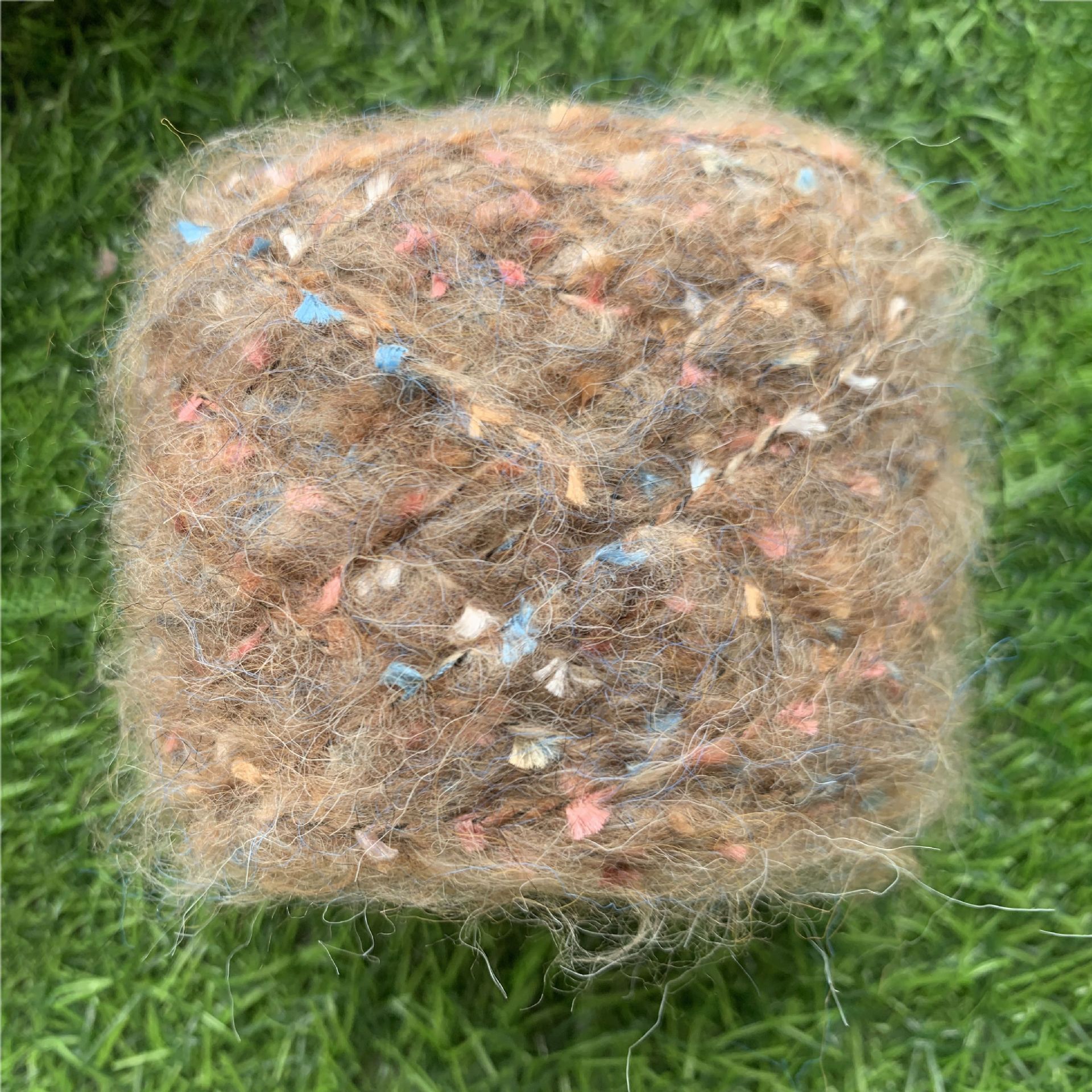 Venta al por mayor de mohair hilo de lentejuelas medio grueso colorido hecho a mano diy ganchillo piel suave suéter bola de lana paquete de material