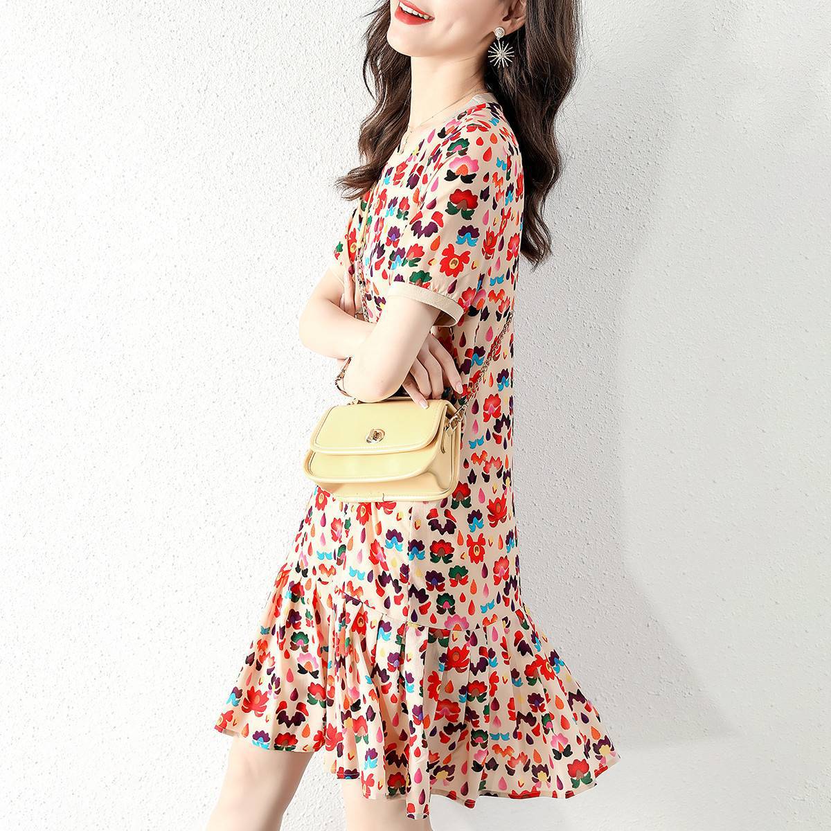 Đầm maxi nữ thắt eo cổ tròn tay ngắn họa tiết hoa vỡ ống suông — Hoa vỡ màu đỏ chi tiết 2