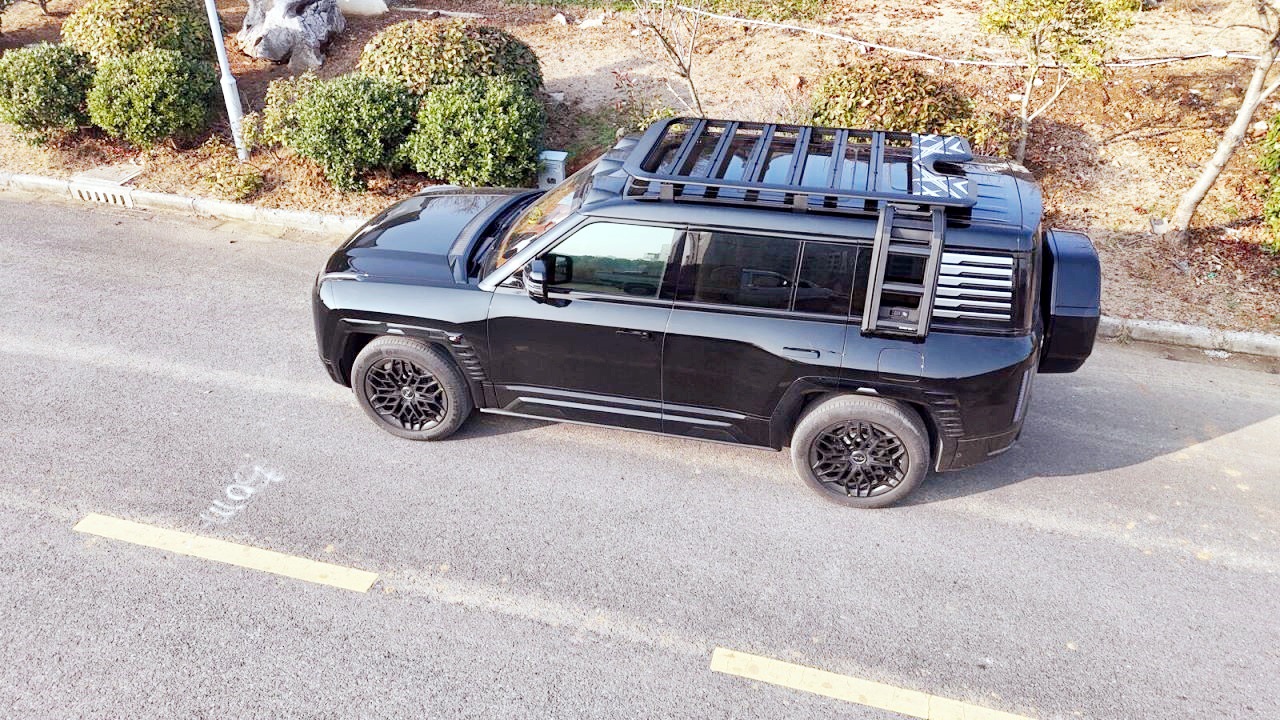 Looking up U8 roof rack roof frame ladder schoolbag side account equipment box mountain step curve roof platform travel ladder