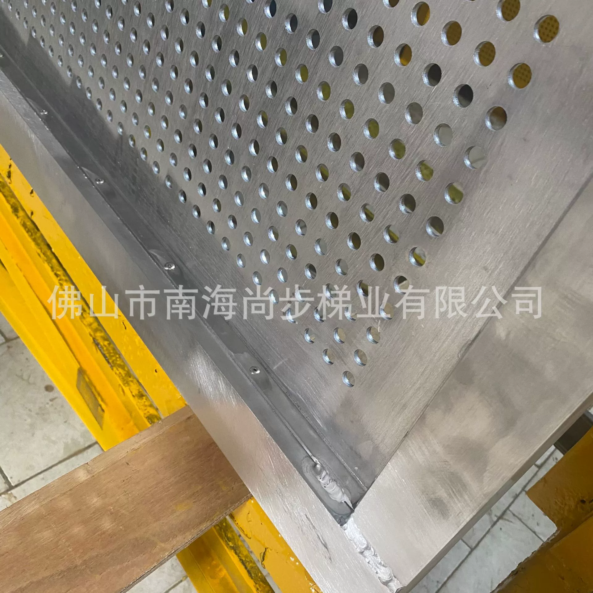 Спотовый экспорт высокого качества алюминиевый сплав сварной забор креативный алюминиевый дизайн дырки дырки для наружного использования