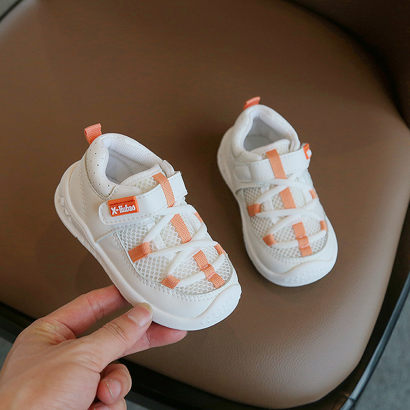 Nuevos zapatos de bebé de color puro de primavera y otoño de Punta cerrada zapatos de bebé de fondo suave para niños zapatos de velcro para niños zapatos de playa para bebés de moda