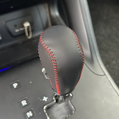 Cross-border, suitable for 2010-2017 Hyundai IX35 Sürətlər qutusu və əl tormozu başlıqları - gear-shift-knob-cover-black-leather-with-red-stitching