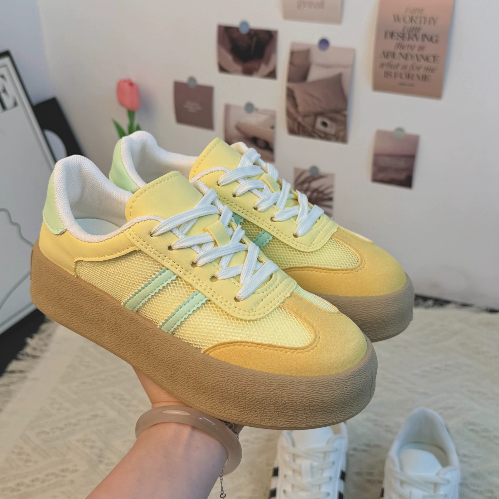 Популярные дышащие белые туфли с сеткой для женщин, весна-лето 2025, новые сетчатые туфли, универсальные легкие повседневные спортивные кроссовки на толстой подошве