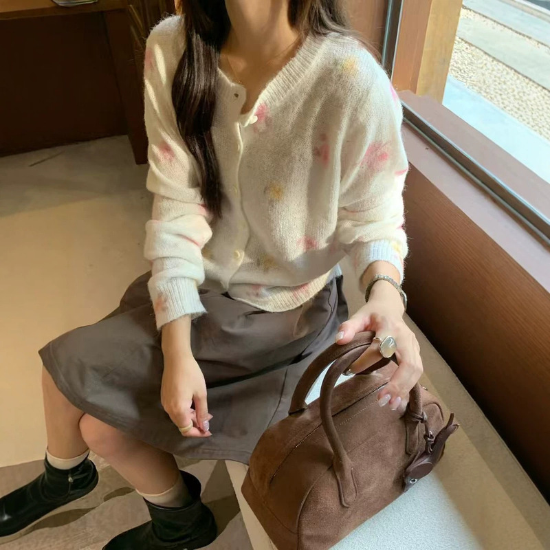 SUSAN Korean-style gentle and elegant vibe! Light-colored floral thin knit cardigan. Floral aesthetics! SUSAN Korean-style gentle and elegant vibe! Light-colored floral thin knit cardigan. Floral aesthetics!