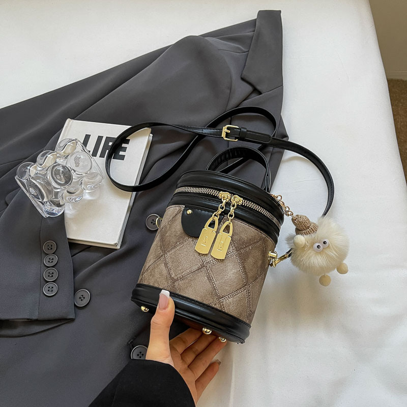 Bolso de mano popular este año, bolso de mano caliente para mujeres 2024, nuevo bolso de tendencia universal, bolso de balde de color de choque de alto nivel