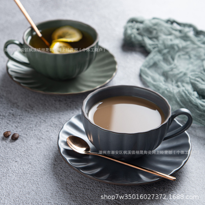 Cerámica vintage tazas de café y platos set hotel de la tarde tazas de té de flores en tazas de flores regalos al por mayor