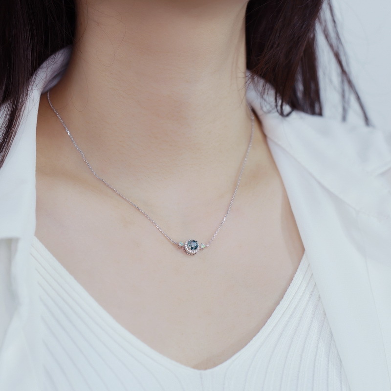 Collar de ágata de hierba de agua natural de lujo ligero clásico transfronterizo femenino S925 plata con incrustaciones de musgo verde cadena de clavícula lujo ligero