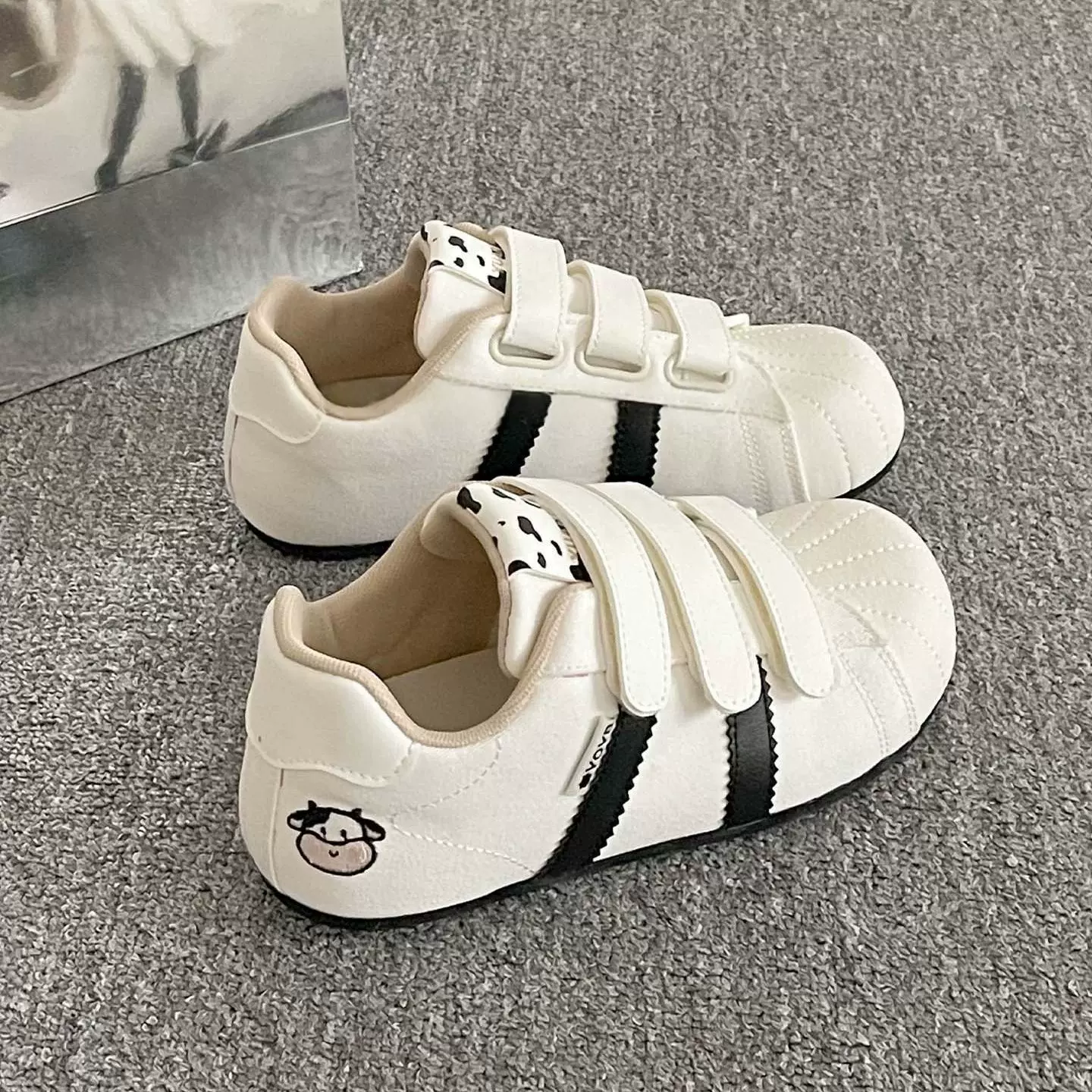 英伦风刺绣百搭小白鞋女款2025新款夏季薄底运动鞋魔术贴德训鞋