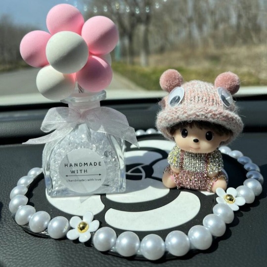 Adornos de coche de un solo traje Adornos de un solo traje Adornos de Buda con cojín Bola de diamante en polvo blanco Bola de cisne Cerámica decorativa