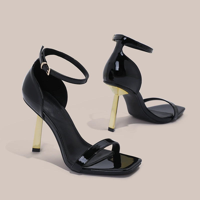 Лето 2025 новая черная лакированная кожа с квадратными каблуками женские сандалии на каблуках