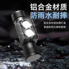 黒い瞳のアルミニウム合金の強い光のヘッドライトの屋外の登山の夜は海を登ります。