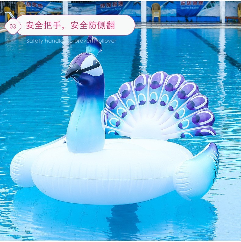 孔雀は浮きベッドの水上運動用品のおもちゃの現物に乗って空気を入れて浮きます。|undefined