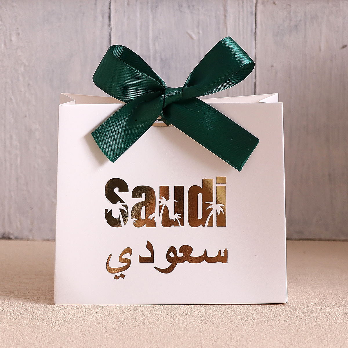 흰색 선물 상자 - 녹색 리본