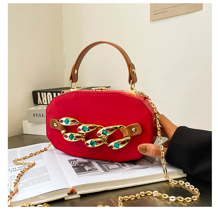 New Korean Version Of The Personality Thick Chain Design Ins Portable Messenger Box Bag display picture 4