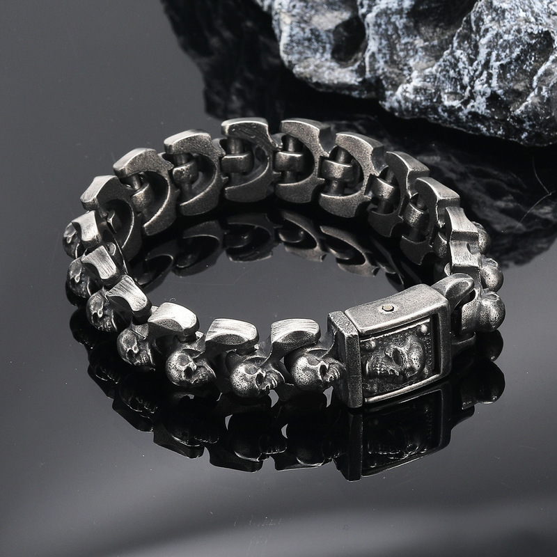 Stainless steel domineering retro old skull bracelet foreign trade personality punk titanium steel fashion men's essential bracelet Stainless steel domineering retro old skull bracelet foreign trade personality punk titanium steel fashion men's essential bracelet