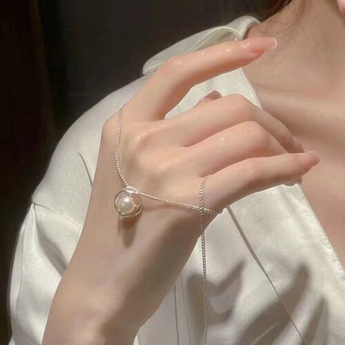 Japanese and Korean Minimalist Pearl Necklace for Women, Unique Design, High-End Geometric Pearl Titanium Steel Necklace Accessory for Wholesale