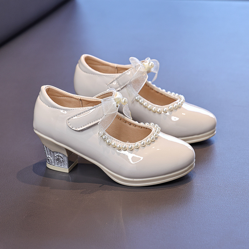 Zapatos de niñas verano 2026 nuevos zapatos de princesa de niños de tacones gruesos zapatos de lefour de niña pequeña zapatos de cuero