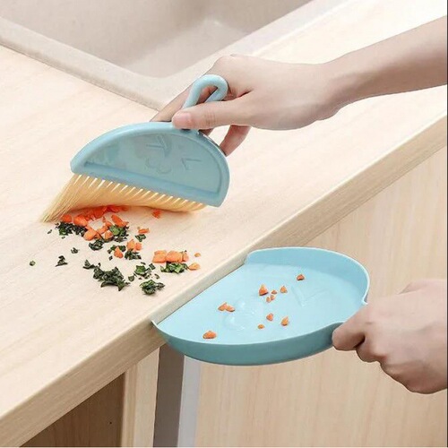 Small broom and dustpan set for household desktop cleaning, cute sweeping garbage shovel, cartoon children's mini broom broom
