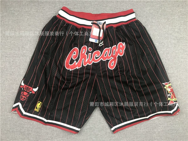 Pocket 10th anniversary black and red striped shorts