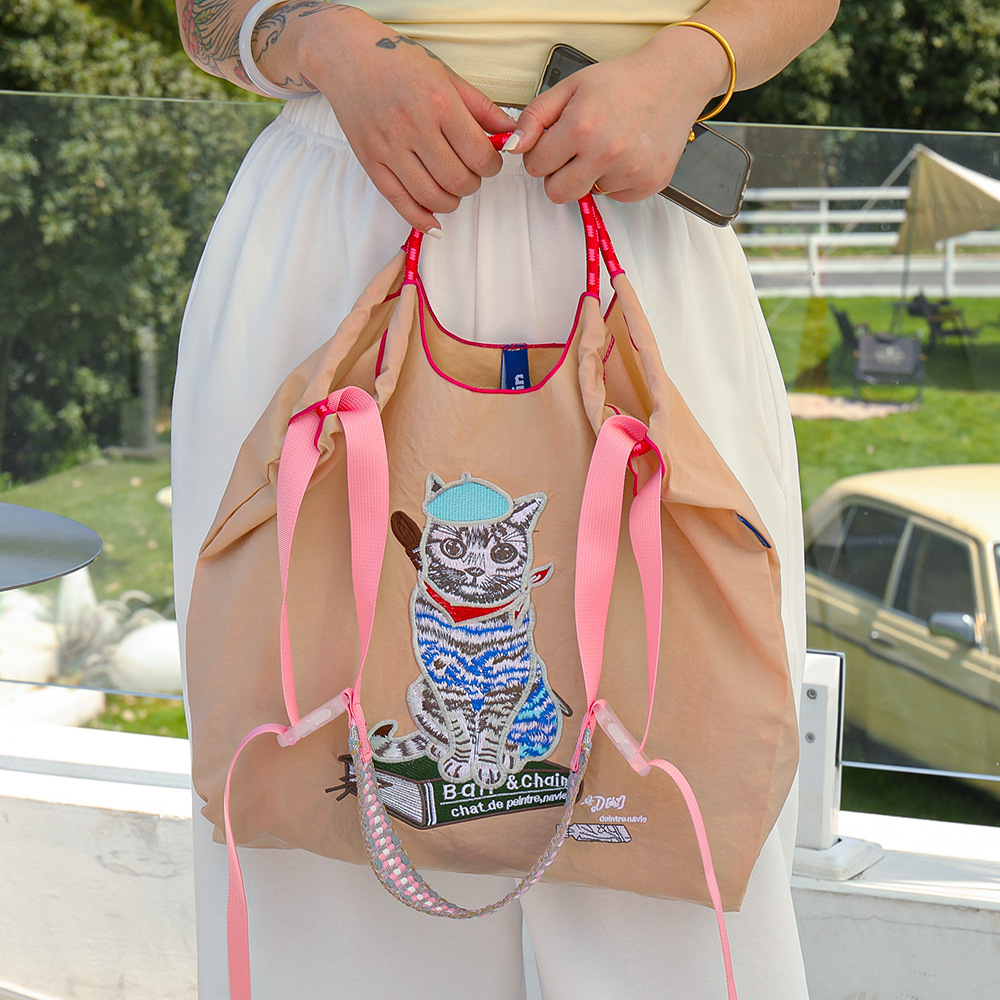 베이지색 화가 고양이