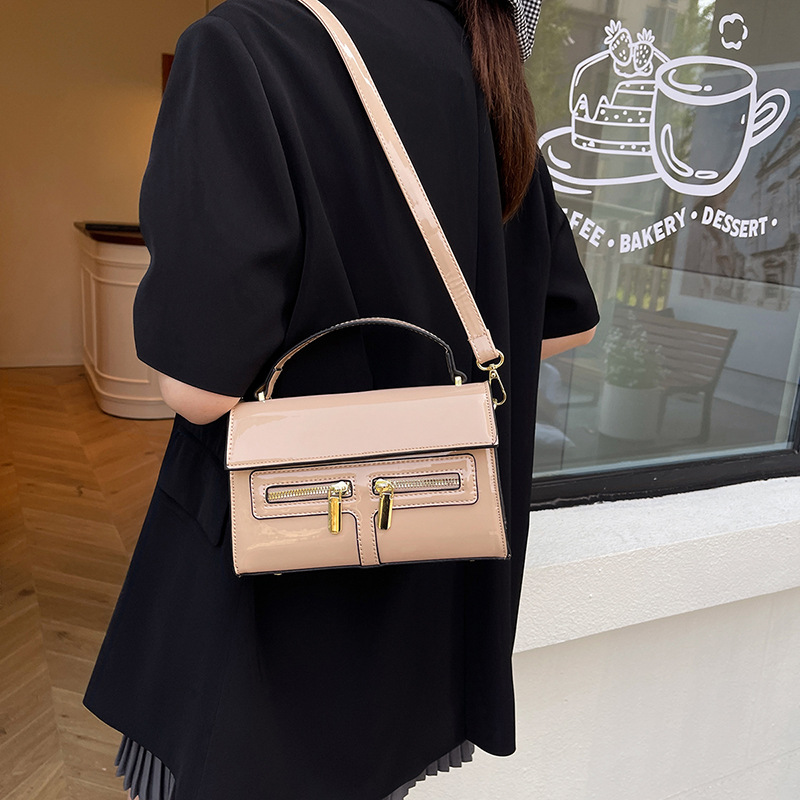 Bolso de diseño de nicho 2025 verano nuevo bolso femenino de alta calidad textura bolso de hombro charol brillante bolso de mensajero marea