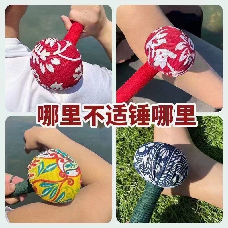 艾草は全身の経絡をたたいてマッサージのハンマーを打って艾草の経絡の腰のマッサージの棒の震える音の同項の手作業の灸のハンマーを打ちます。|undefined