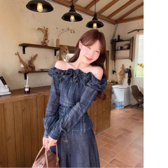 小清新一字肩格纹长袖衬衫女2025秋季新款修身显瘦掐腰chic上衣潮