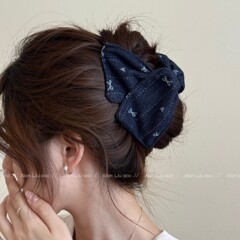 刺繍デニムトライアングルヘップバーンクリップ女性用 2025 新しいハイエンドヘアピン後頭部シャークヘッドドレス
