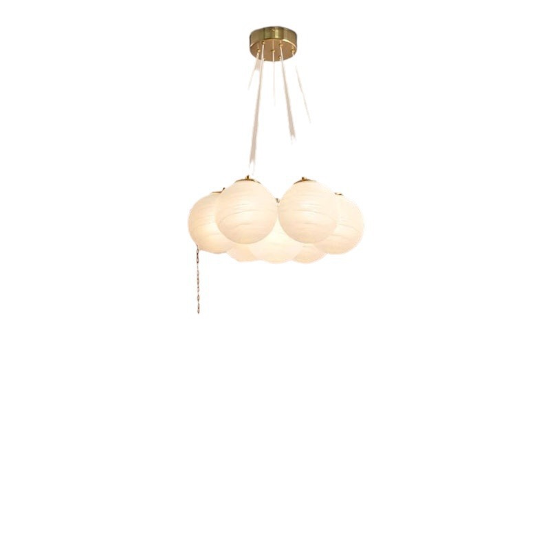 Lámpara francesa nube viento dormitorio nuevo estilo de crema ligera simple candelabro lámpara de red de vidrio invitados bola roja ahora