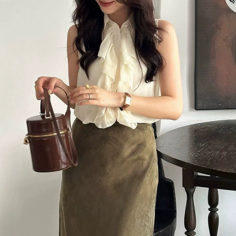Summer Silk Georgette Two-Tone French-Style Pure Desire Top with Halter Neck Design and Three-Dimensional Ruffles Summer Silk Georgette Two-Tone French-Style Pure Desire Top with Halter Neck Design and Three-Dimensional Ruffles