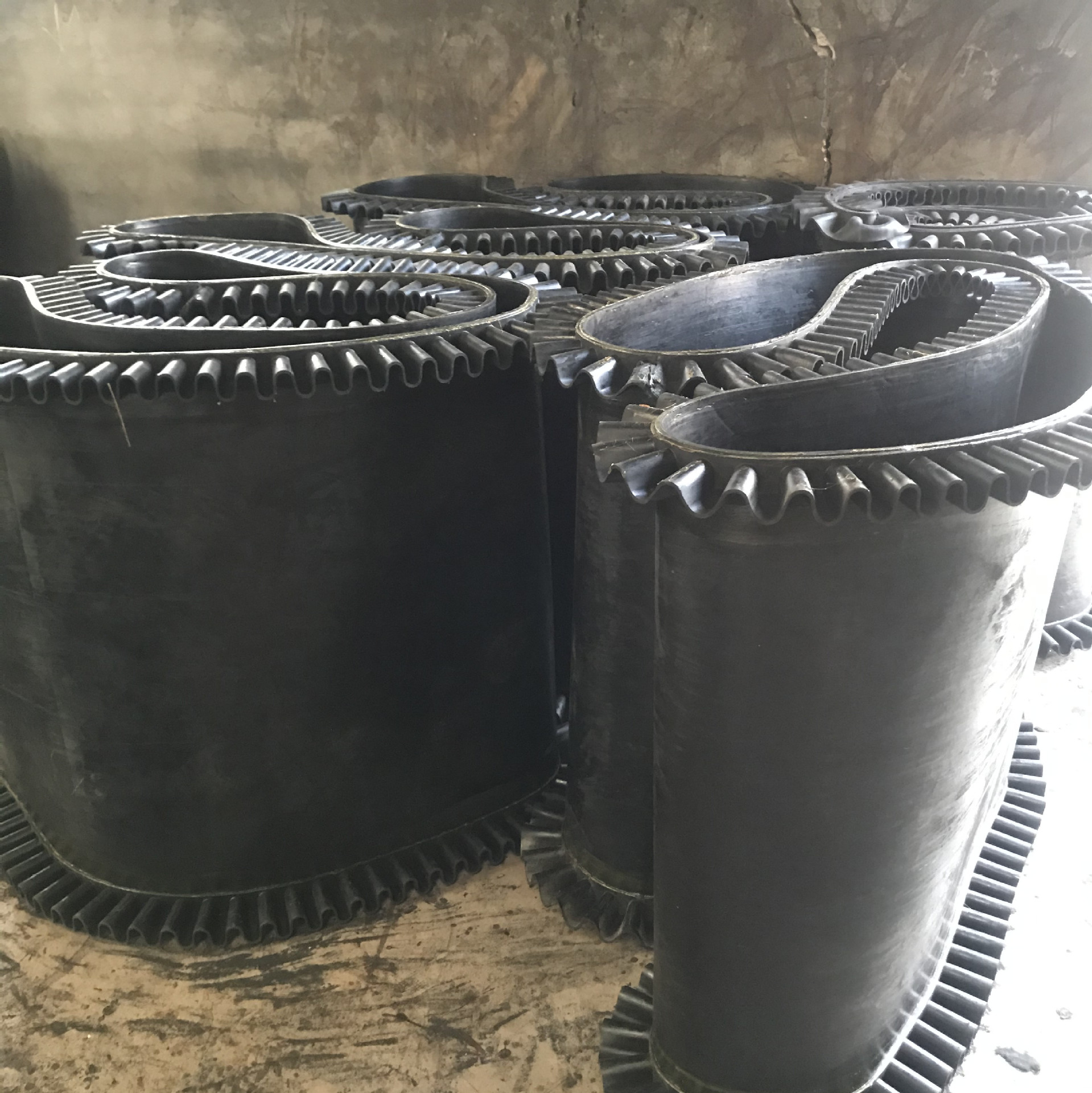 山东厂家专业供应大倾角裙边带给煤机输送带挡边输送带电子秤皮带