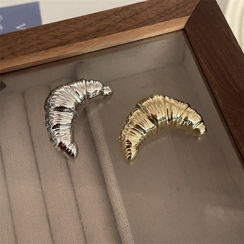 The bow brooch is high-end, the three-dimensional peach heart brooch is simple, the irregular croissant brooch is personalized
