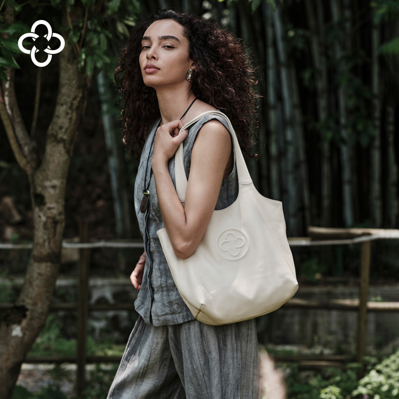Chen Meng's Same Style Italian Pebbled Leather Women's Bag, White Commuter Shoulder Bag, Soft and Smooth Tote Bag for Work