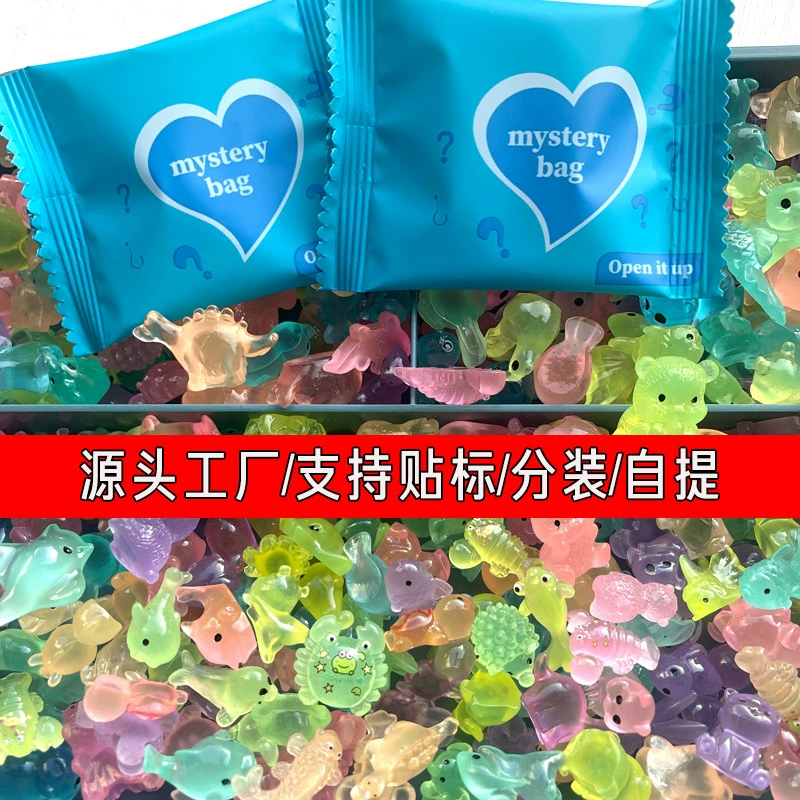 Игровой набор с фигурками животных, светящимися в темноте, в слепой упаковке, миниатюрные милые рождественские мультяшные персонажи, объемная упаковка в отдельных пакетах