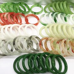 露店の商品の供給元のメーカーの卸売りは玉の腕輪の大きいサイズの狭い条をまねて和田玉の各色の腕輪の贈り物をまねます。
